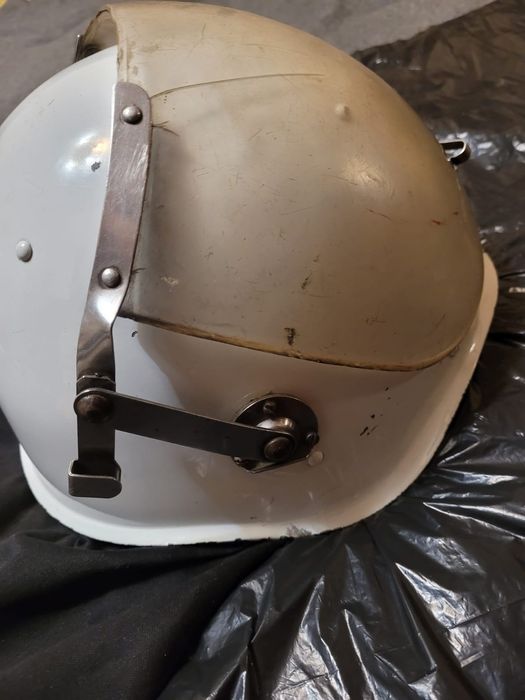 Каска шлем пожарного.