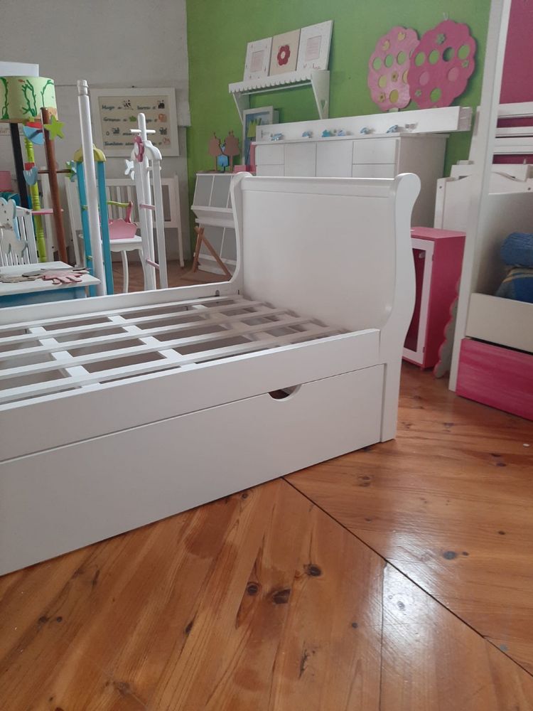 Cama junior em madeira maciça (Nova)