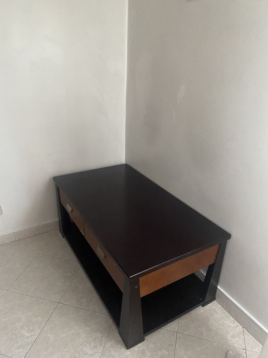 mesa de centro de madeira com gavetas