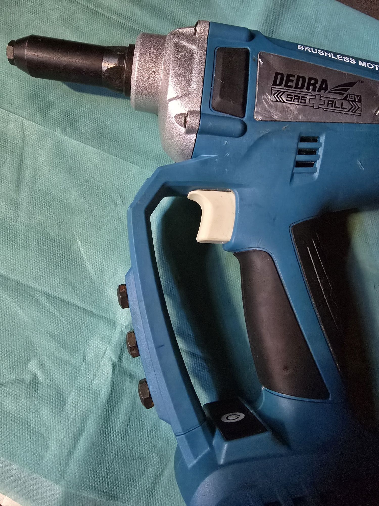 Nitownica akumulatorowa Dedra-DED7155. 10kN 18V.