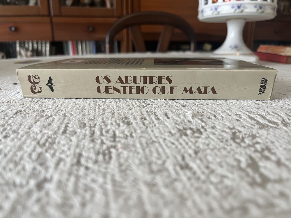 Agatha Christie - Os abutres * Centeio que mata