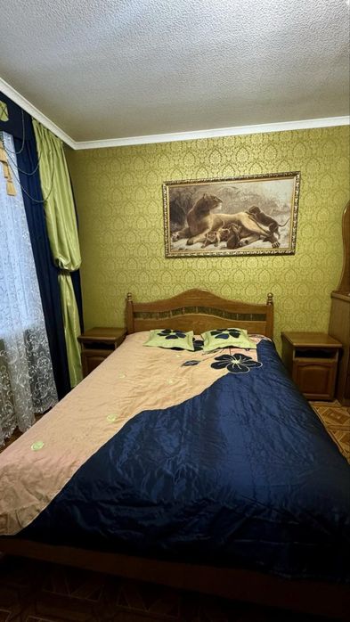 Мебель кімнатна, ліжко, шкаф, комод та дві тумби