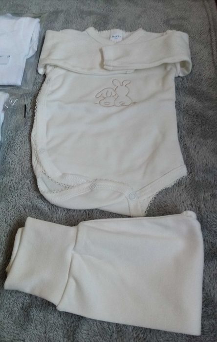 Bodys e calcinhas interiores de bebê