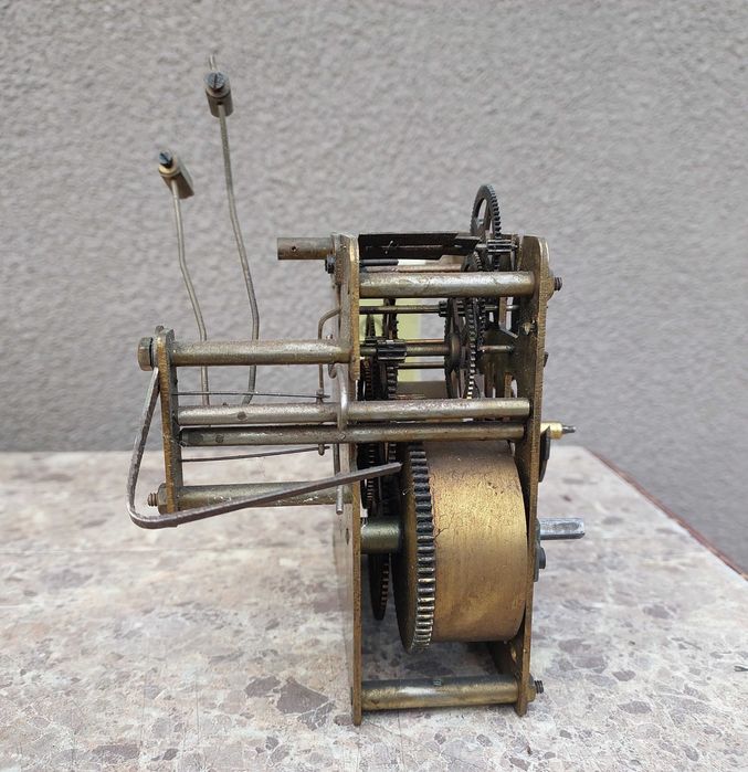 651 Mechanizm starego zegara ściennego