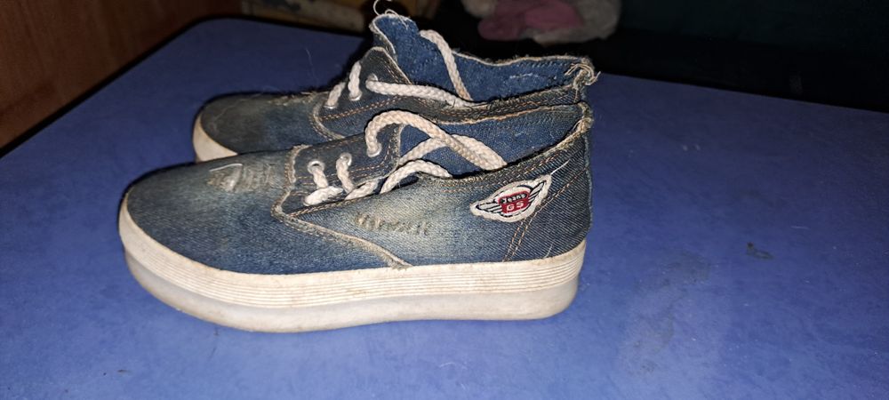 Продам женские кроссовки