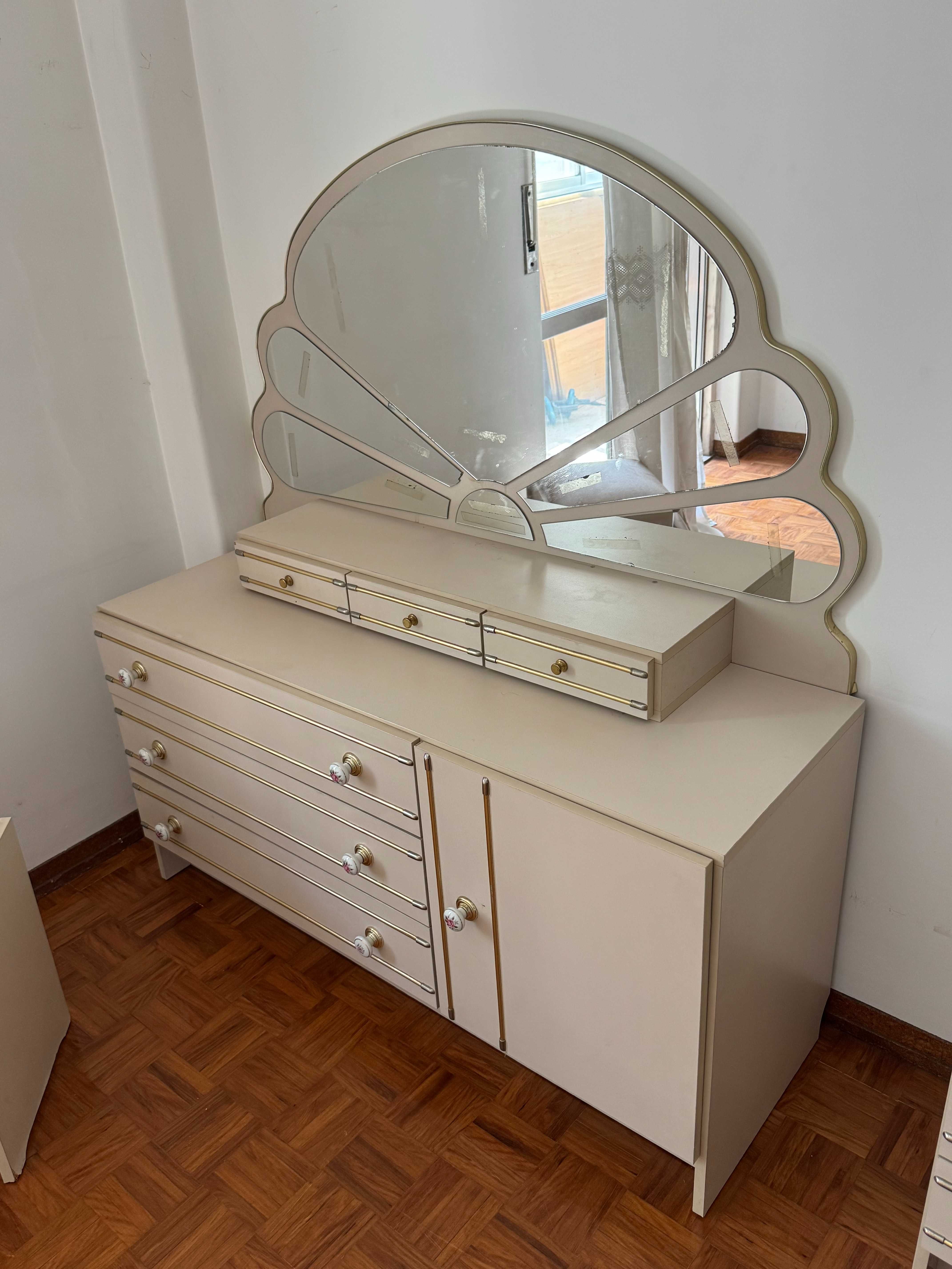 Conjunto de Quarto Antigo (Cama, Mesas de Cabeceira, Toucador)
