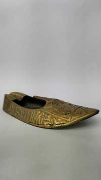 Cinzeiro antigo em bronze em forma de sapato tradicional índio