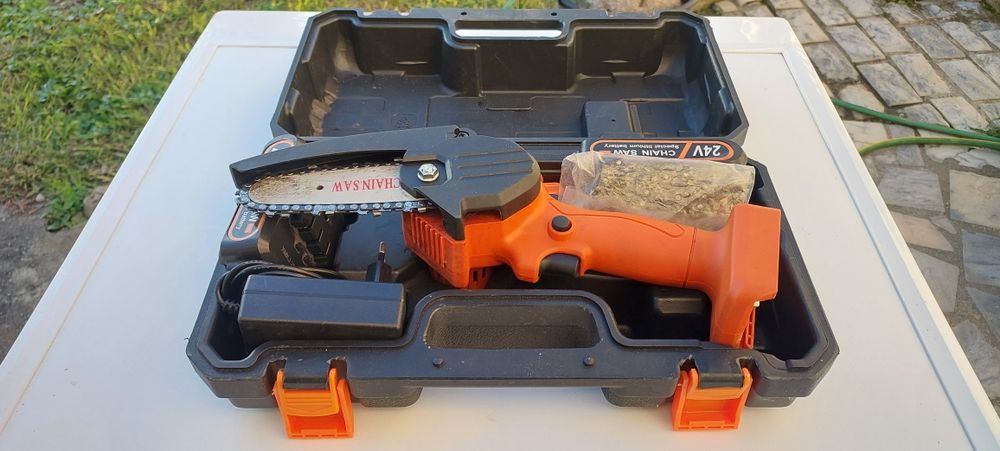 Serra a bateria de cortar ramos