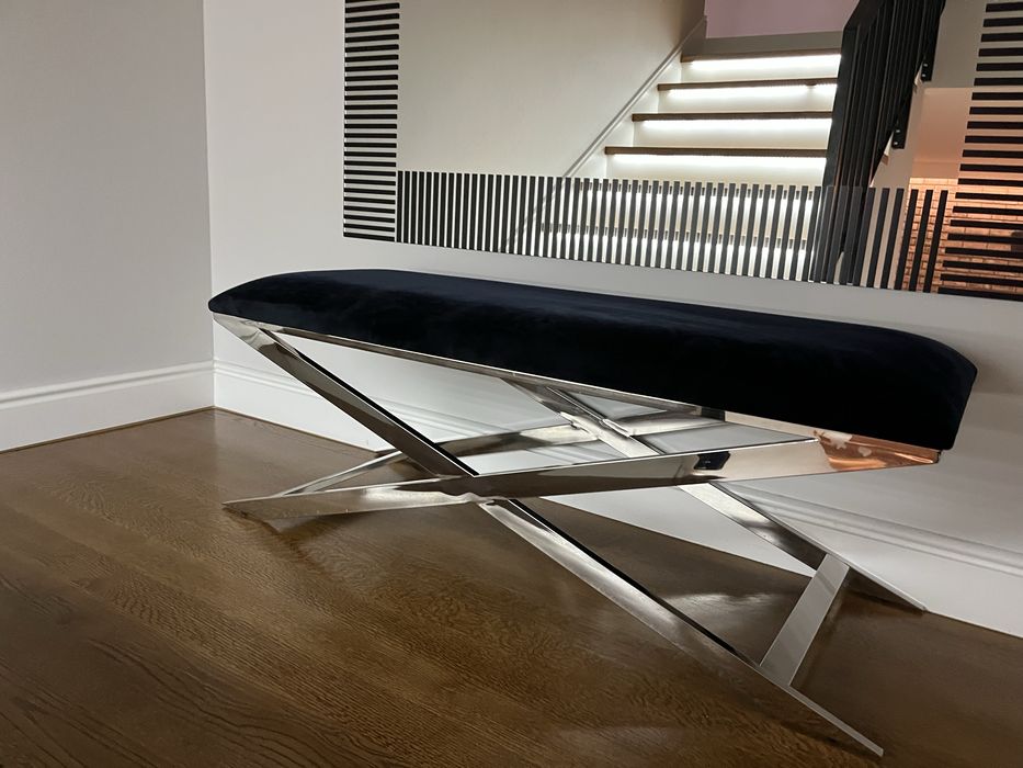 Lawka z aksamitnym siedziskiem