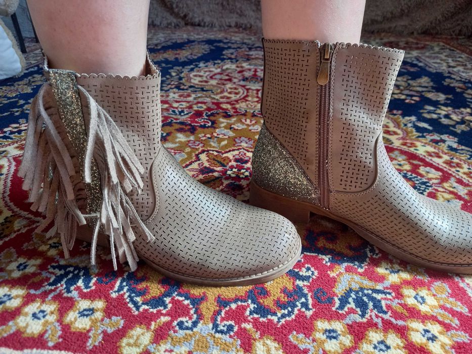 Низкие лёгкие летние сапоги под любую одежду.38 размер