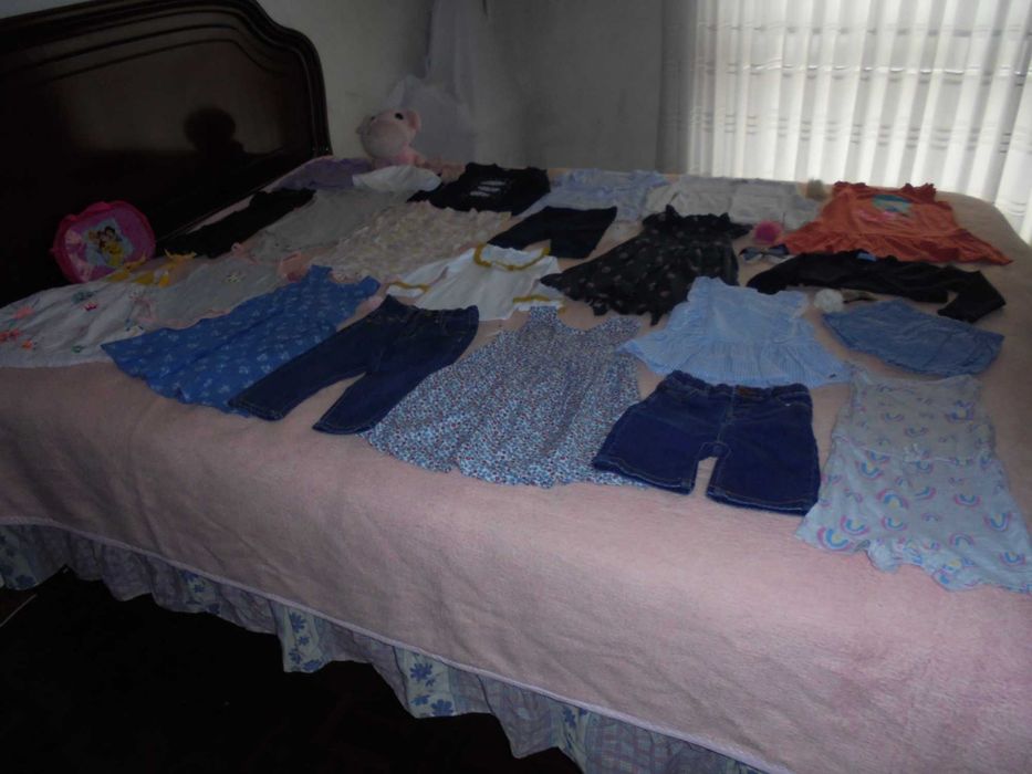 lote de roupa de menina o chapéu branco