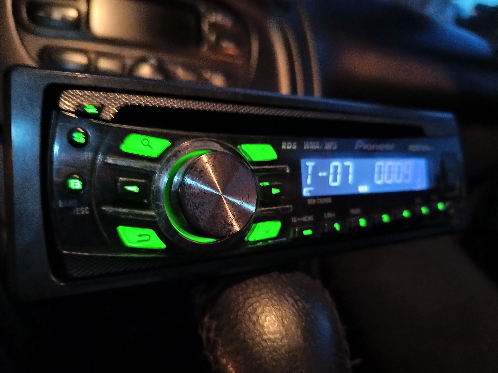 RadioCDText PIONEER MOSFET4x50W USB MP3 ID3-Tag Bass Subwoofer EQ3 ISO