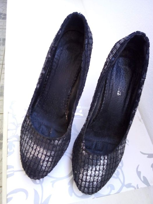 Sapatos pretos e prateados, super elegantes - Tamanho 37
