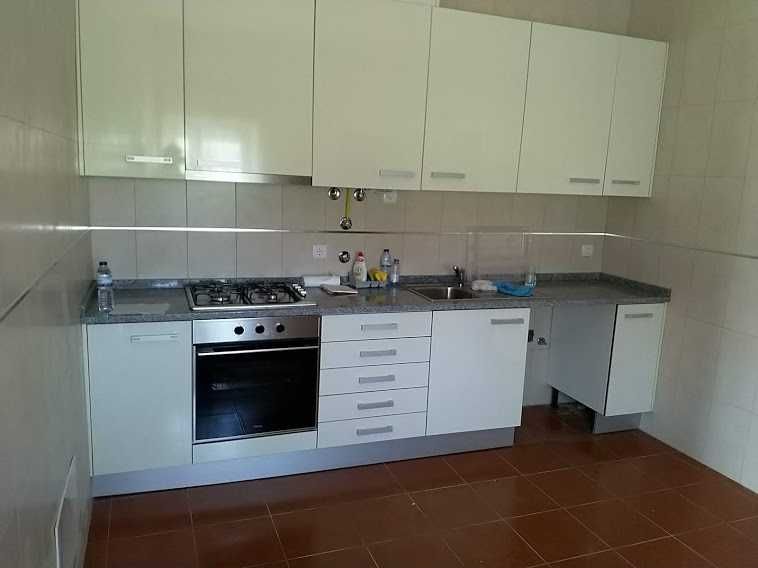 Arrenda-se moradia com 2 quartos