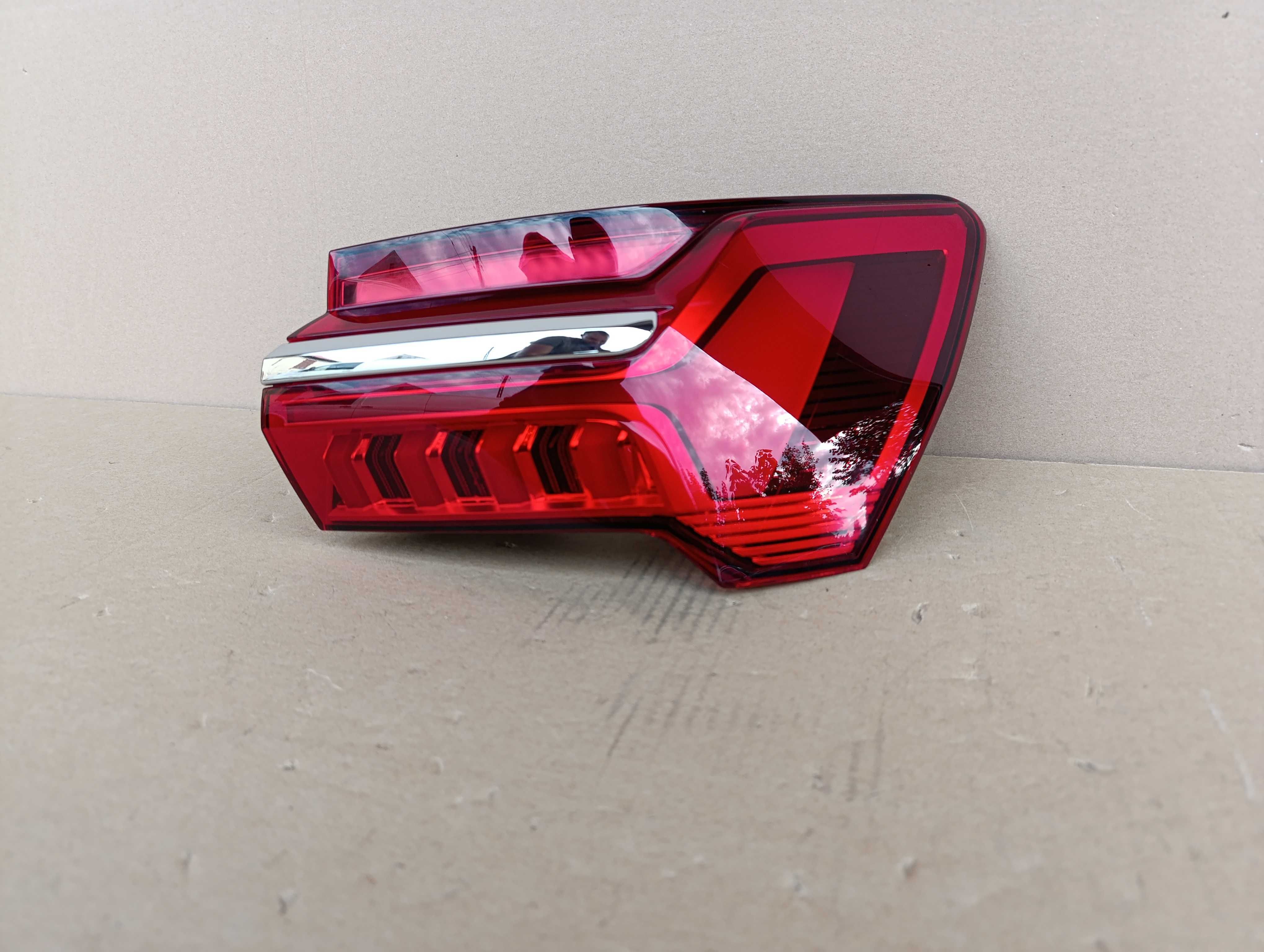 Audi A6 C8 sedan lampa zespolona prawa tył w błotnik matrix idealna