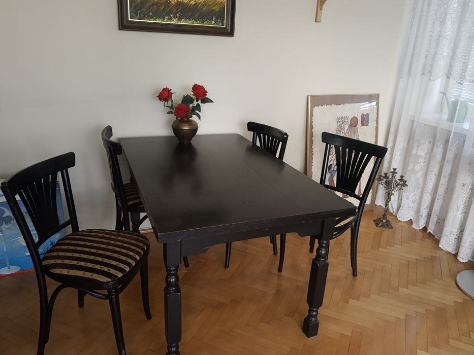 Stół rozkładany z krzesłami