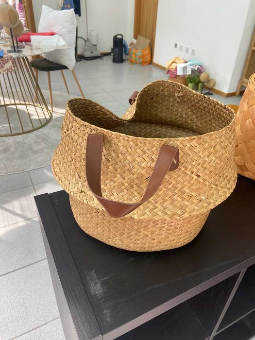 cesto em palha com pega em pele