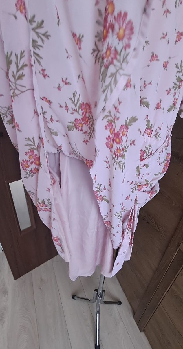 Elegancka sukienka w serek w kolorowe kwiatuszki