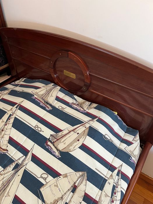 Cama solteiro estilo Navy de madeira mogno