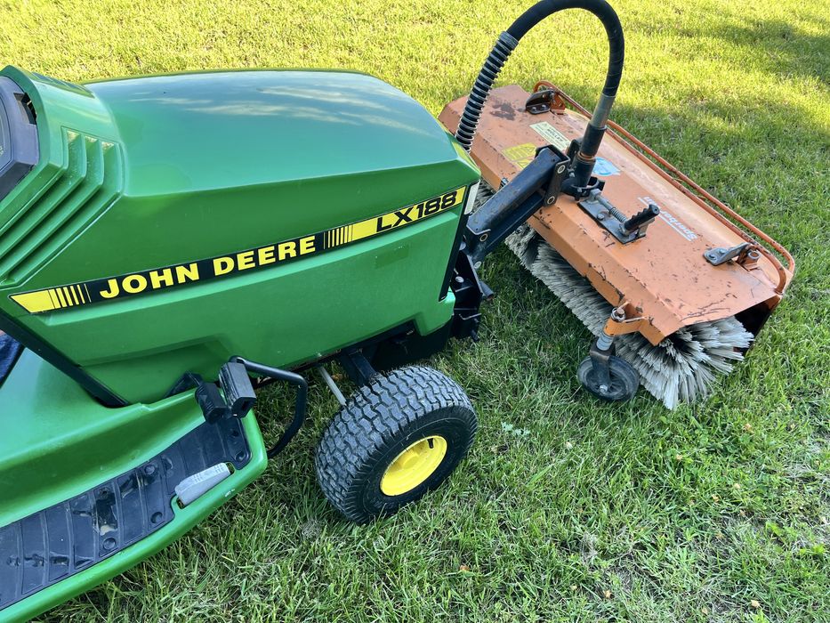 John Deere LX 188 Kosiarka Traktorek Zestaw Zamiatarka Ciecz