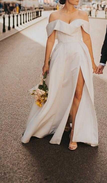 Piękna suknia ślubna typu Hiszpanka