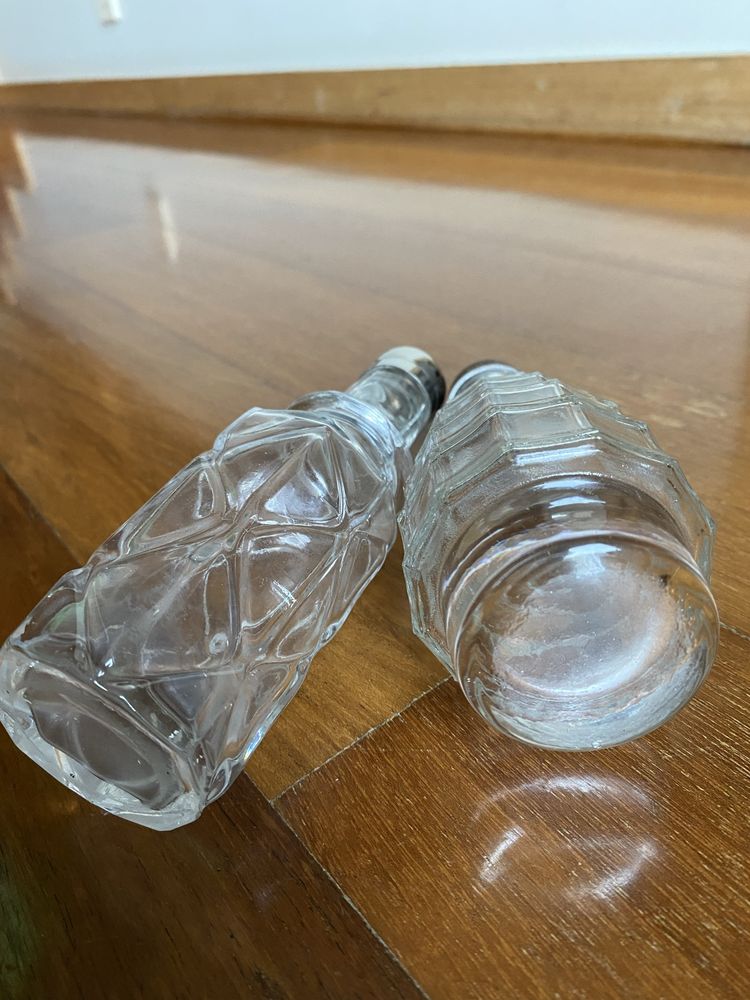 Dois frascos saleiro/pimenteiro de vidro, antigos, vintage