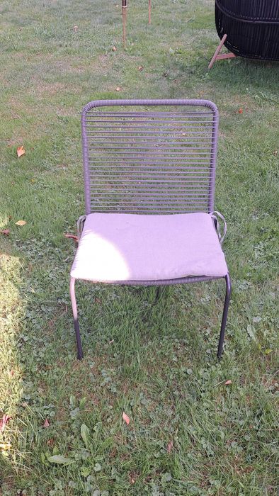 Zestaw ogrodowy 4 krzesła z poduszką i stolik kawowy