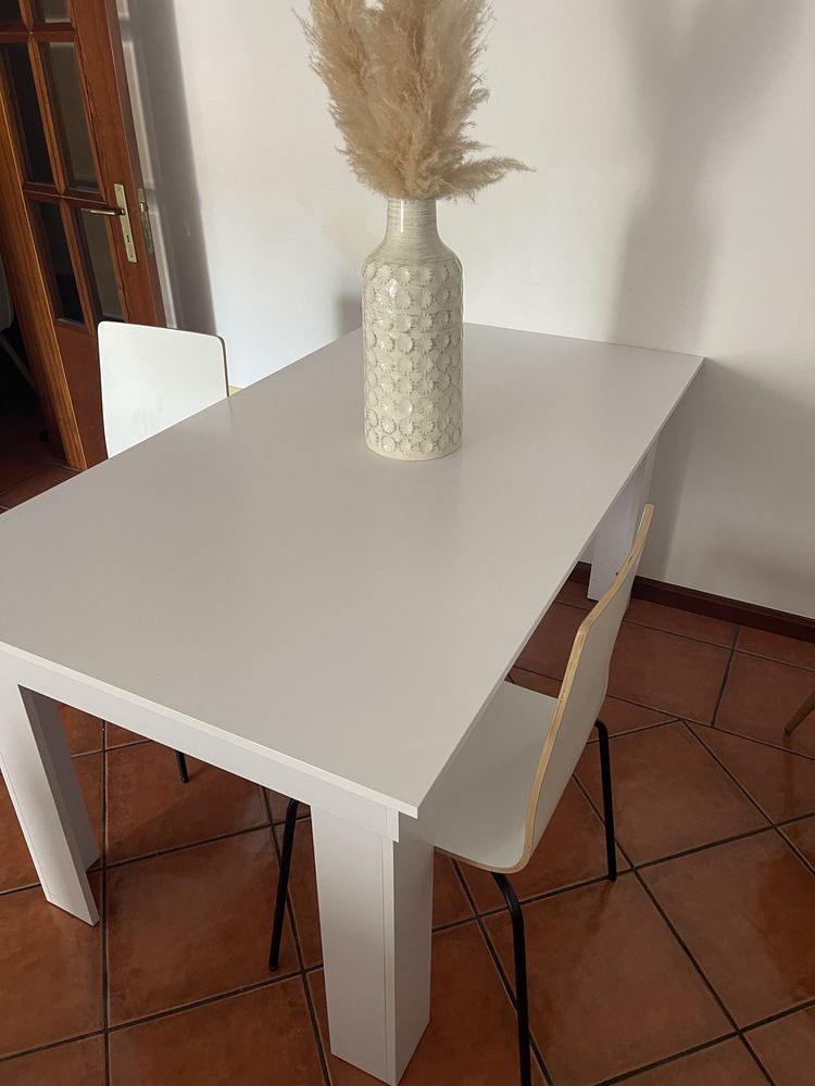 Mesa e cadeiras