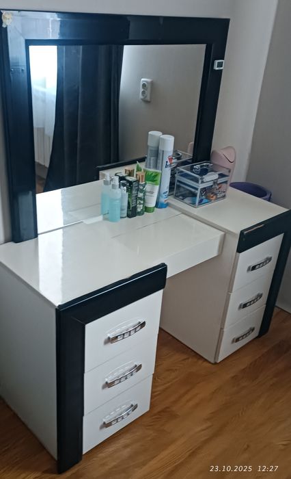 Продаю туалетный столик