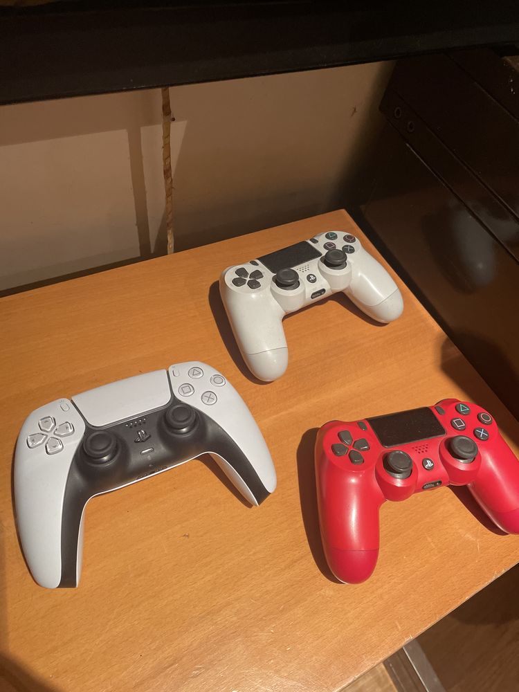 PS5 Digital com 1 comando PS5 + 2 comandos PS4