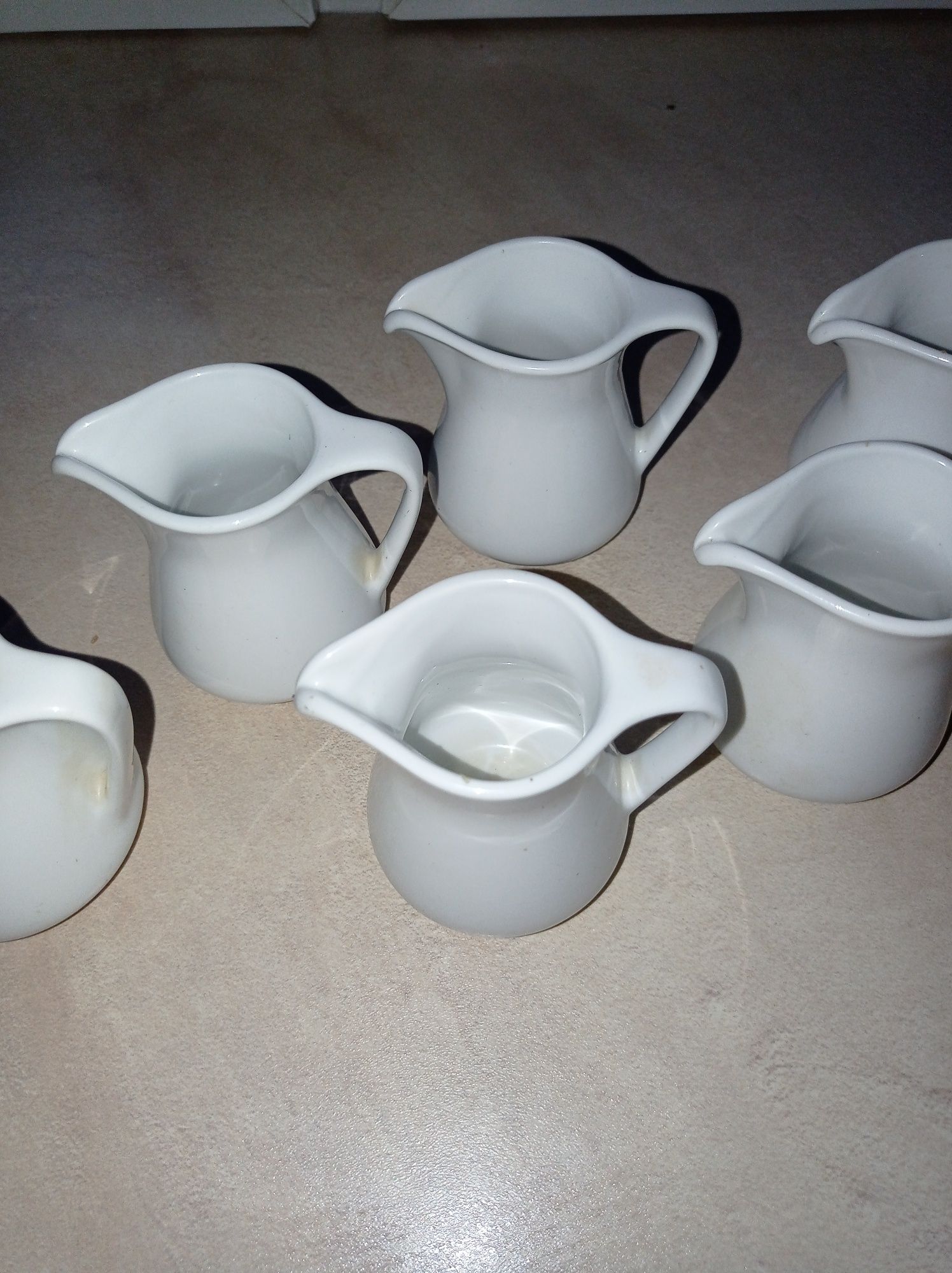Porcelanowe dzbanuszki - 6 sztuk