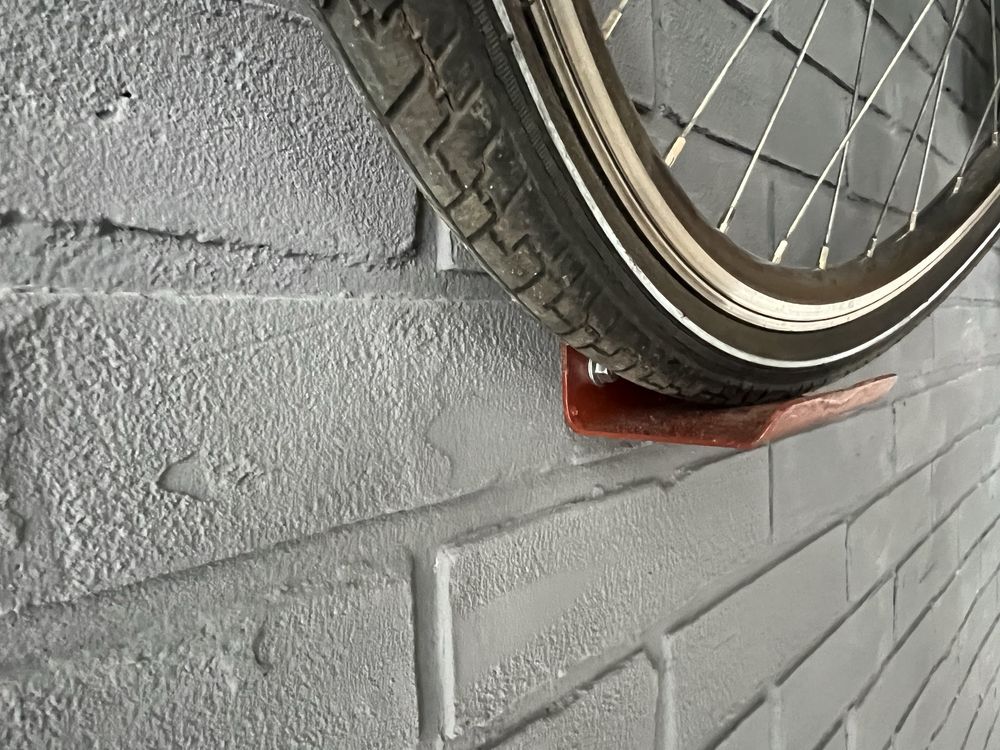 Металеве кріплення на стіну для велосипеда