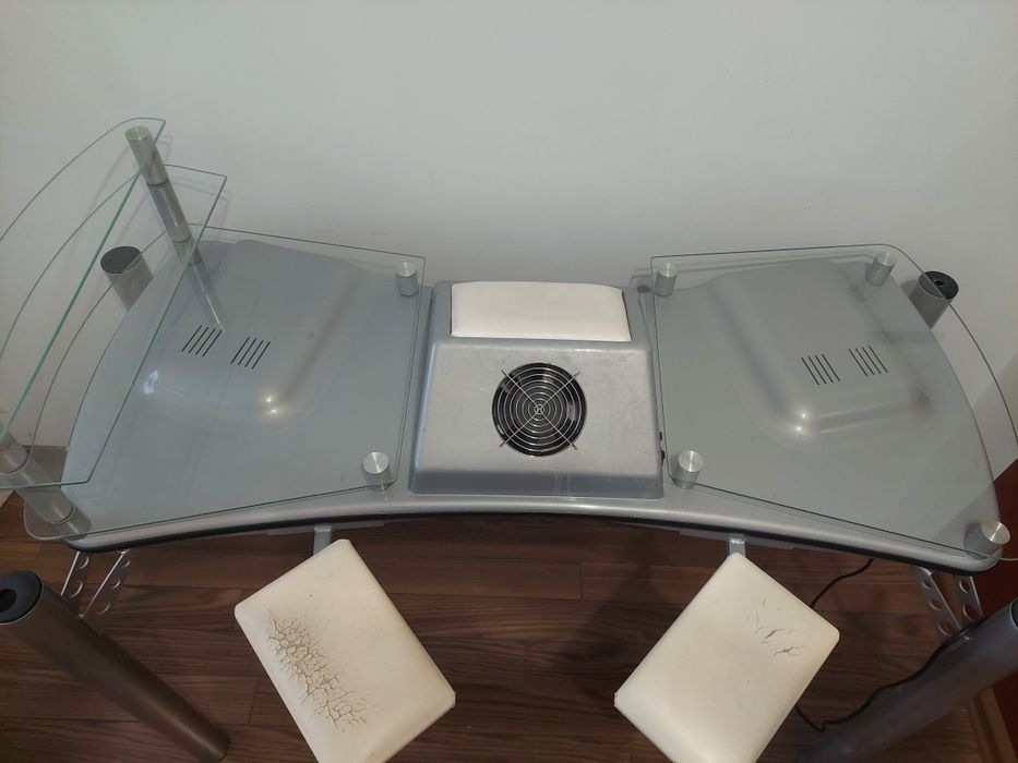 Stół do manicure z lampami i pochłaniaczem pyłu