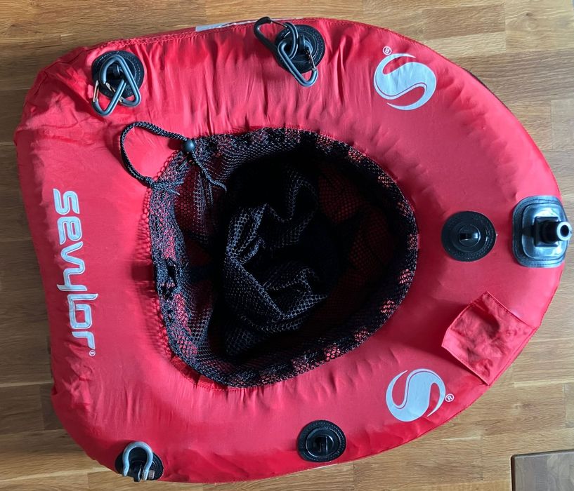 Boia de sinalização e arma de mergulho