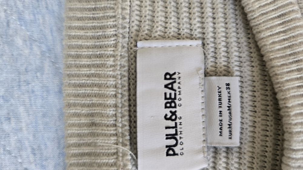 Camisola Pull & Bear Tamanho M
Cor: branco creme
Em ótimo estado