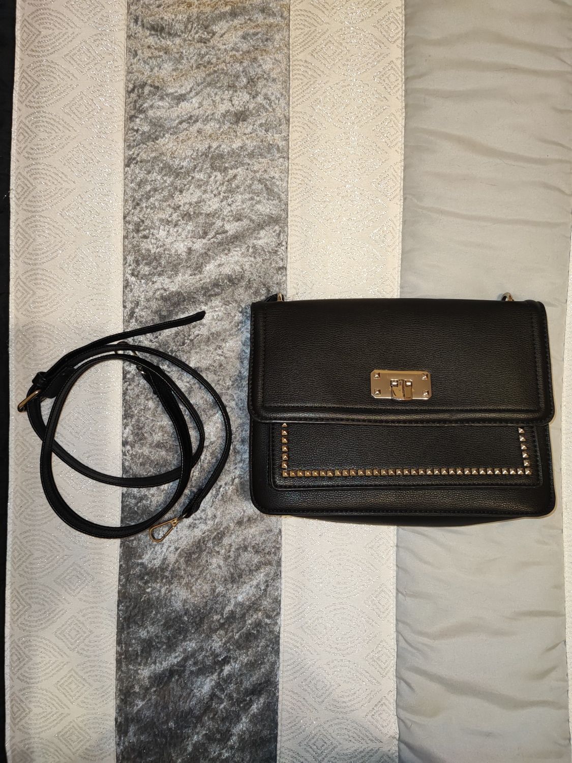 Mala/ Bolsas preta com tachas