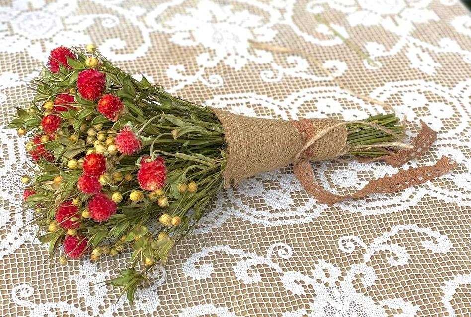 Зелений з червоним букет з сухоцвітів