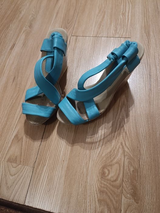 Продам босоніжки