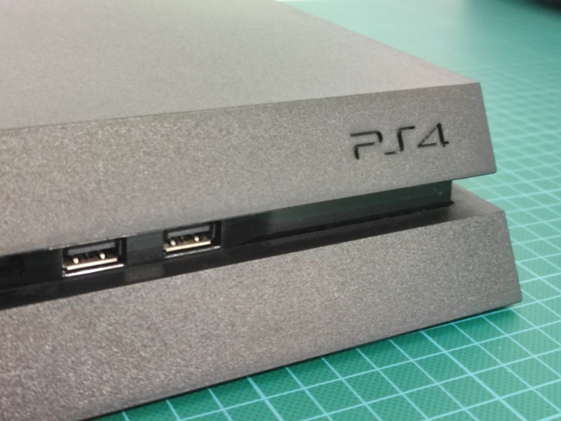 PlayStation 4 + 2 comandos