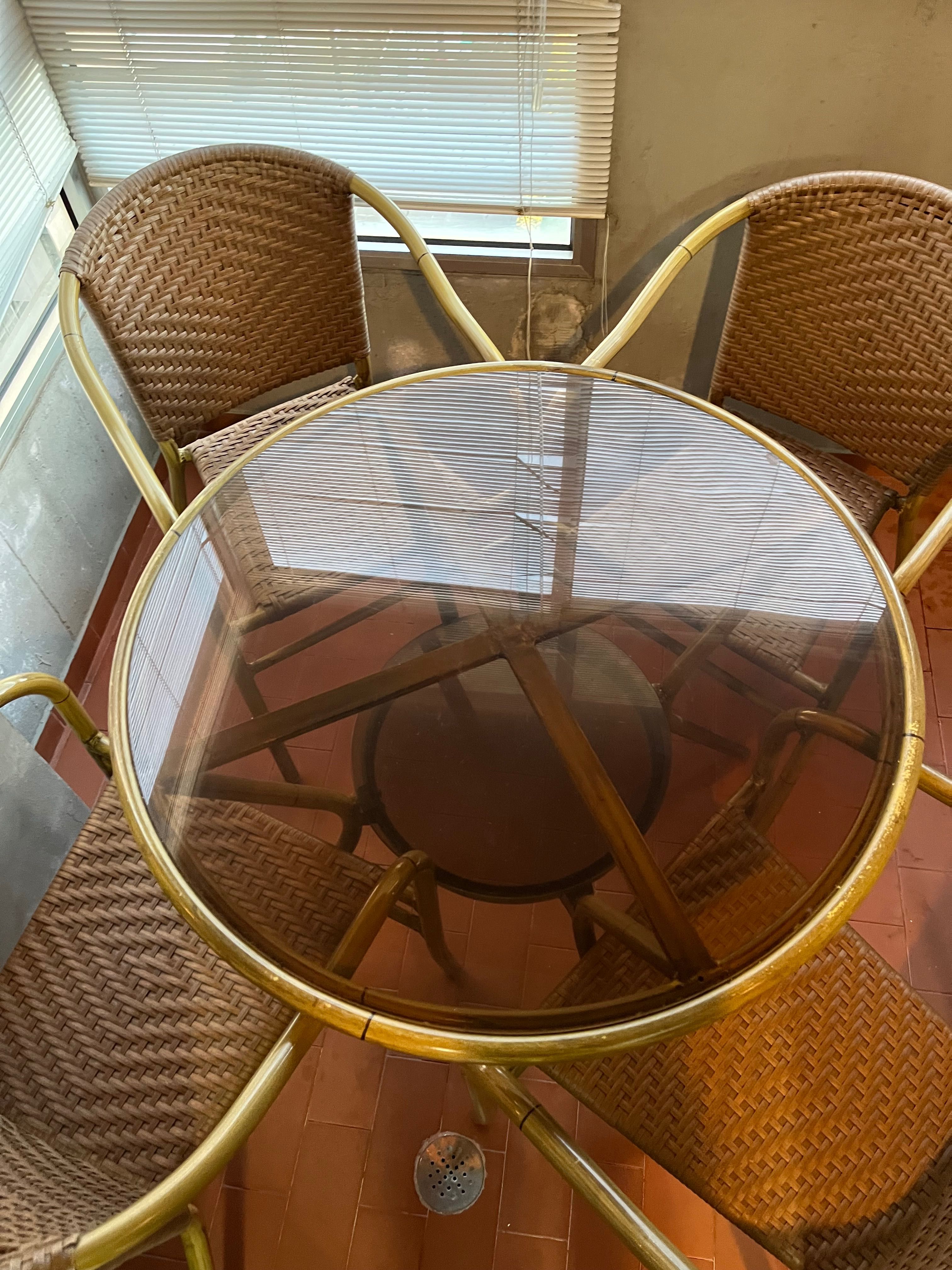 Mesa e 4 cadeiras em madeira de bambu, ideais para exterior