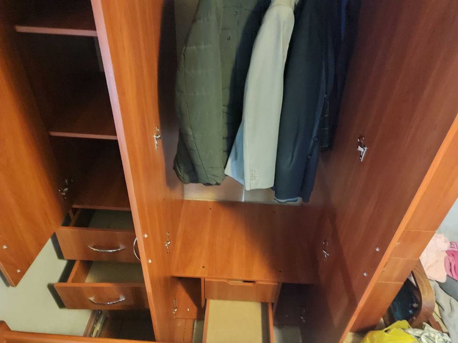 Продам шафу з дверима