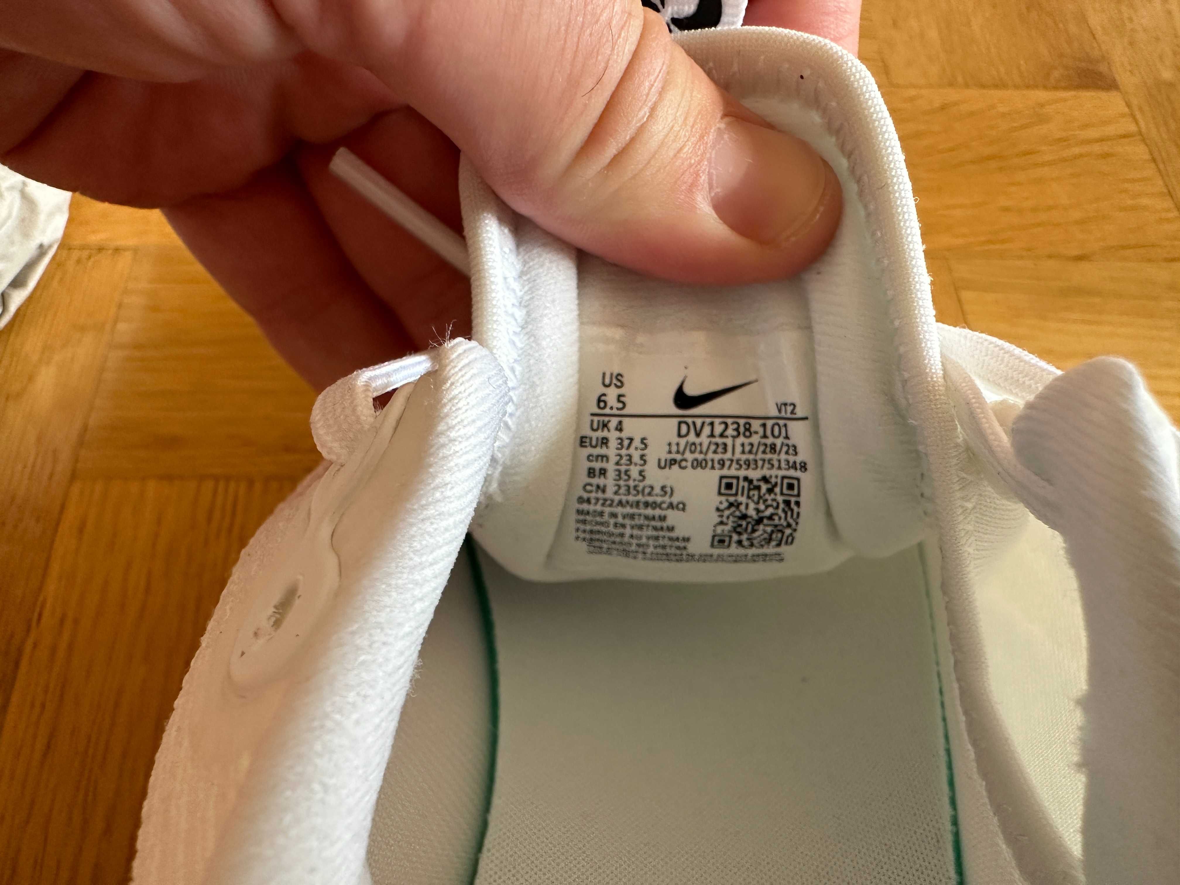 Кросівки Nike Motiva кроссовки DV1238-101