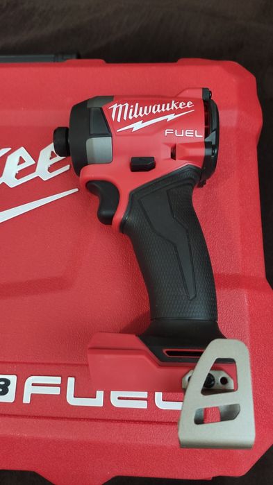 Топовий безщітковий імпакт шуруповерт Milwaukee 2953-20