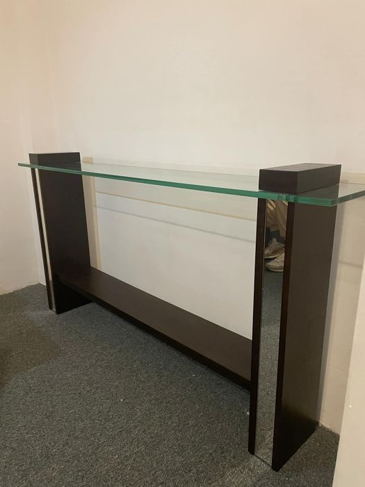 Solidny szklany regał