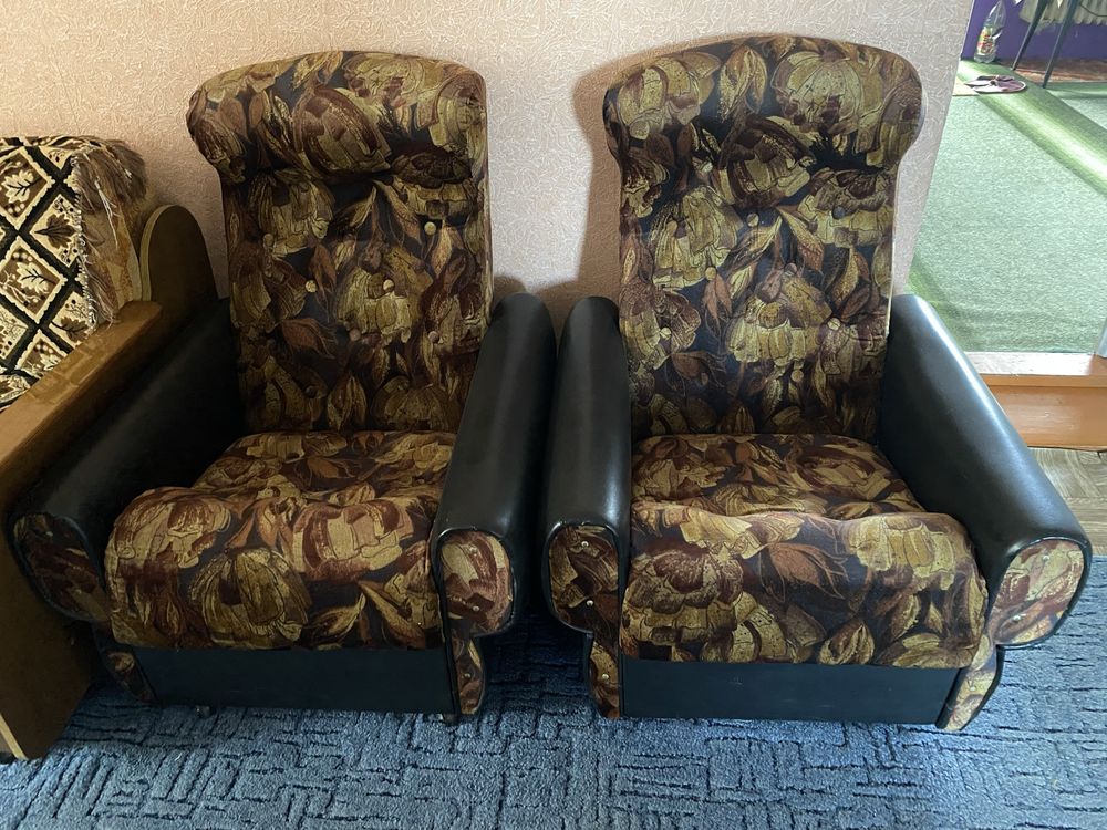 Мягкі меблі б/у (диван та стільці)