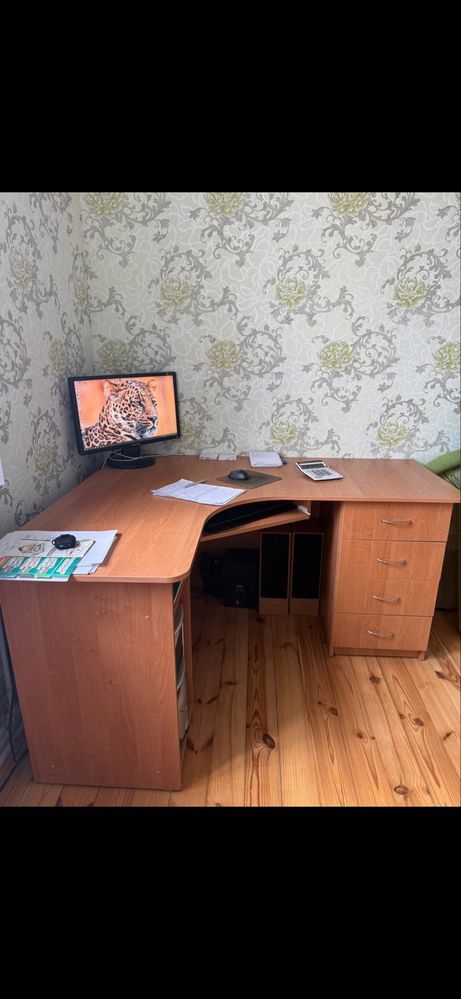 Компʼютерний  стіл