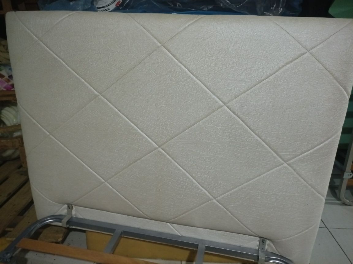 Estrado de cama com pés e cabeceira