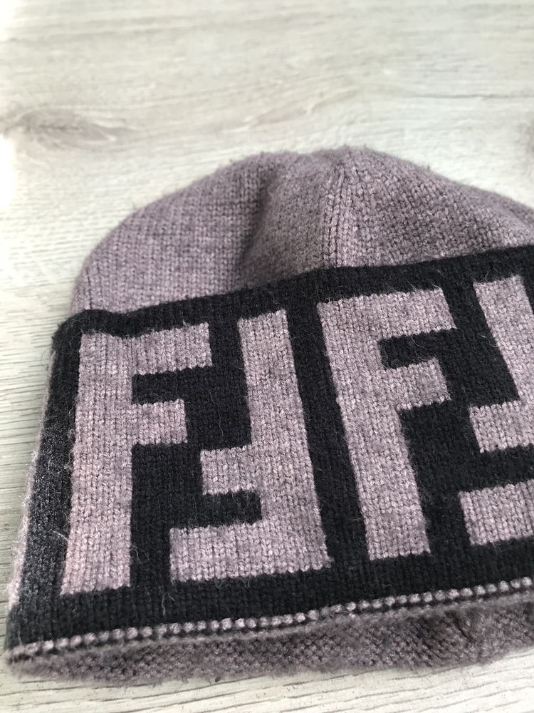 Тепла зимня шапка з ангорою Fendi