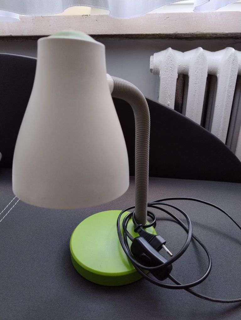Zielona lampka na biurko