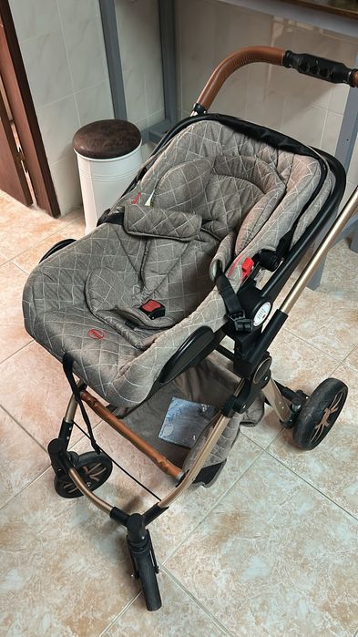 Carrinho de bebê e ovinho e sacola de maternidade